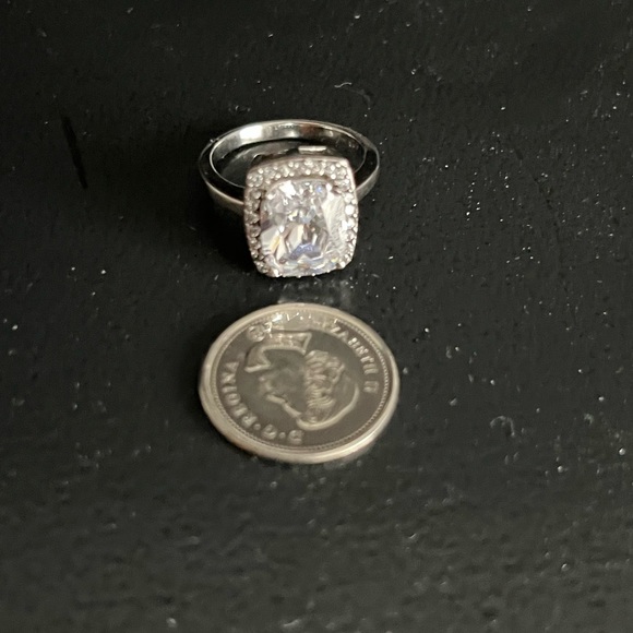 Beautiful large cubic zirconia ring - Picture 9 of 11